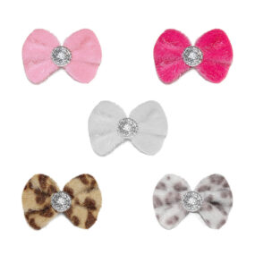 Puchata aksamitna kokardka dla psa yorka jasnoróżowa bladoróżowa biała białe lamparcie cętki kamelowe lamparcie cętki modna spinka na spince krokodylek krokodylku meatlowej srebrny