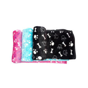 Miękki koc dla psa ciepły kocyk dla pieska koc w łapki kostki kocyk z mikrowłókna cm cm  cm Fuksja Róż Niebieski Czarny kolor do wyboru koc dla zwierzaka na zimę milutki cieplutki