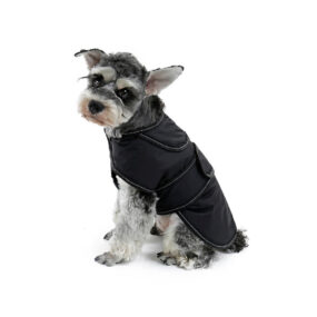 Elegancka czarna wodoodporna derka z odblaskowymi przeszyciami z otworem na smycz dziurką do przypięcia smyczy na rzepy ze ściągaczami szelkami na tylne łapki zdejmowanym ociepleniem polarkiem