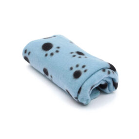 Niebieski jasnoniebieski błękitny kocyk dla pieska koc dla psa wzór w łapki ze wzorem w łapki