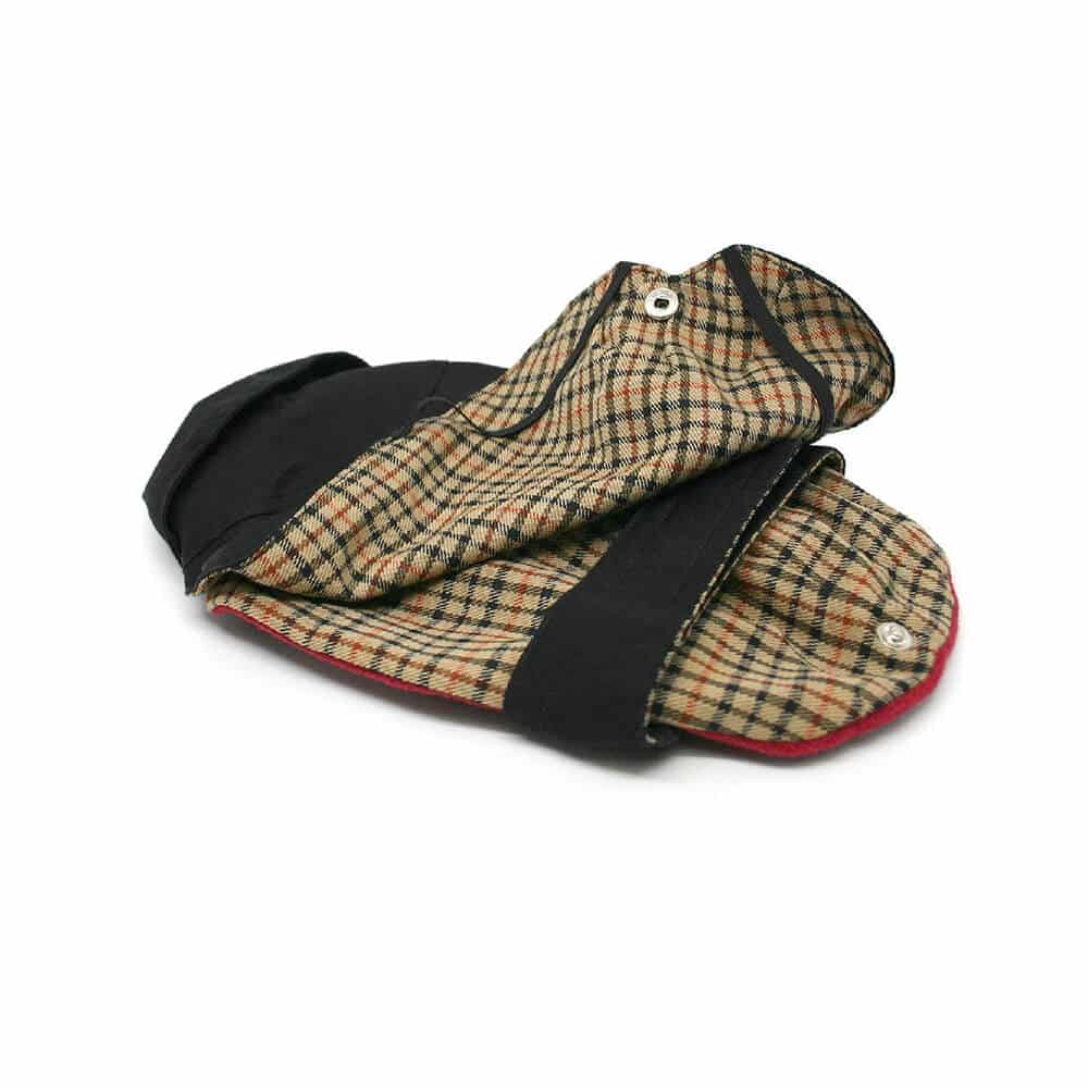 Czarna derka ocieplana polarem z czerwoną łapką z podpinką dla małego psa z czerwoną podszewką na napy zapinana na rzep podszewka w kratkę z szelkami na nogi z otworem na obrożę