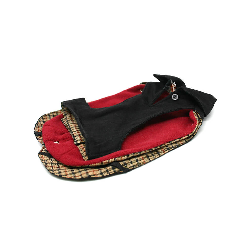 Czarna derka ocieplana polarem z czerwoną łapką z podpinką dla małego psa z czerwoną podszewką na napy zapinana na rzep podszewka w kratkę z szelkami na nogizapinana na guzik