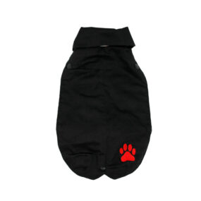 Czarna derka ocieplana polarem z czerwoną łapką z podpinką dla małego psa z podszewką na napy zapinana na rzep podbitka w kratkę z szelkami na nogi z otworem na obrożę