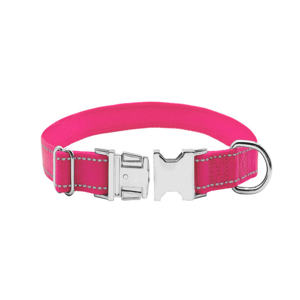 Obroża klasyczna odblaskowa z możliwością wygrawerowania klamry poliamidowa Colori odblaskowe przeszycia zwykła standardowa kolor neonowy róż intensywny róż nasycony odpięta